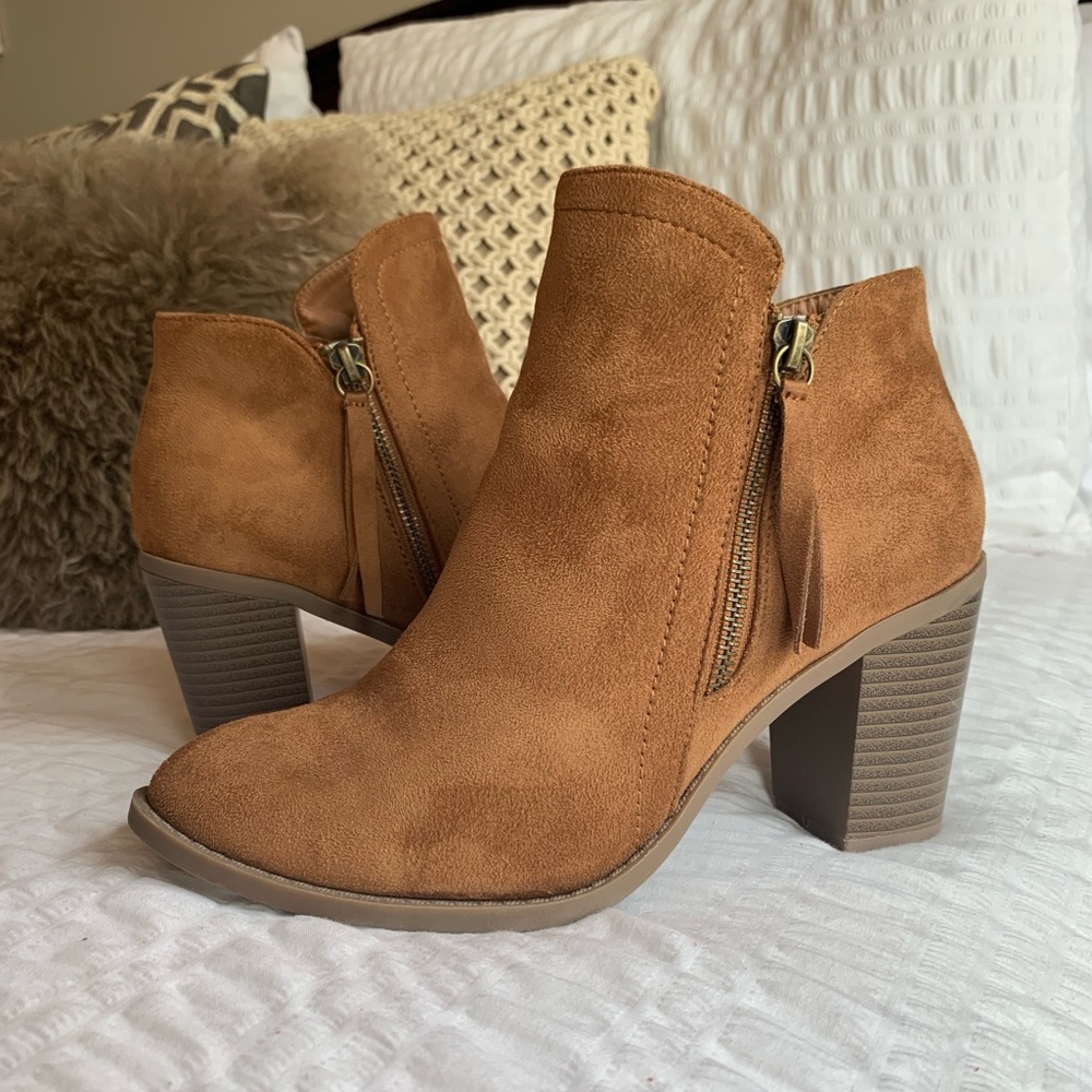 Super cute block heel zip up ankle booties